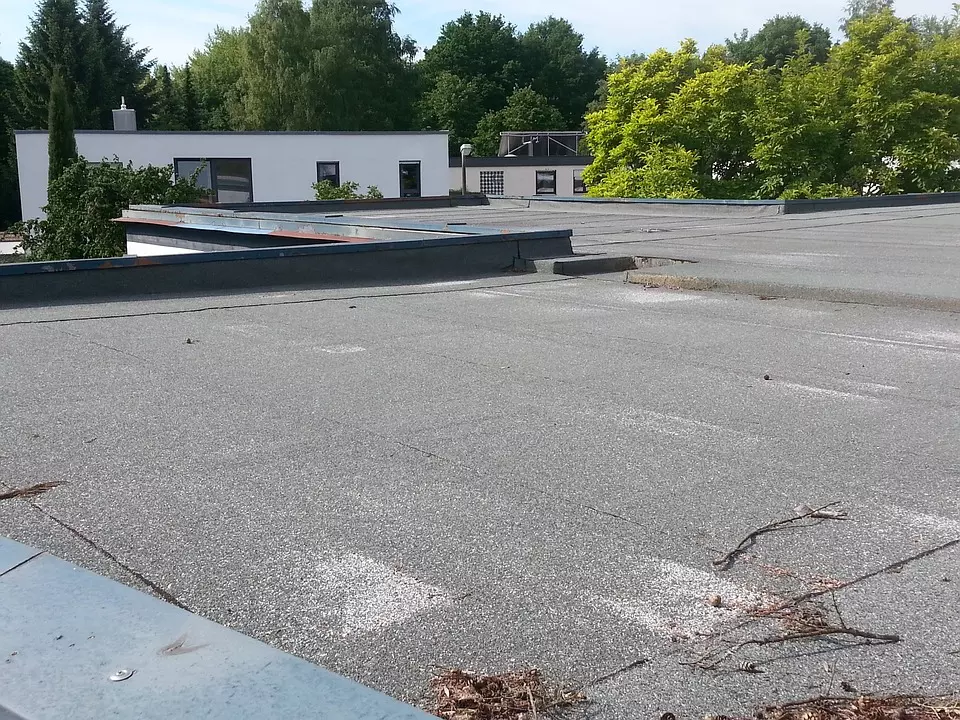 Zobacz jaki wpływ na dobór systemów dachowych i przeciwpożarowych ma rodzaj dachu.