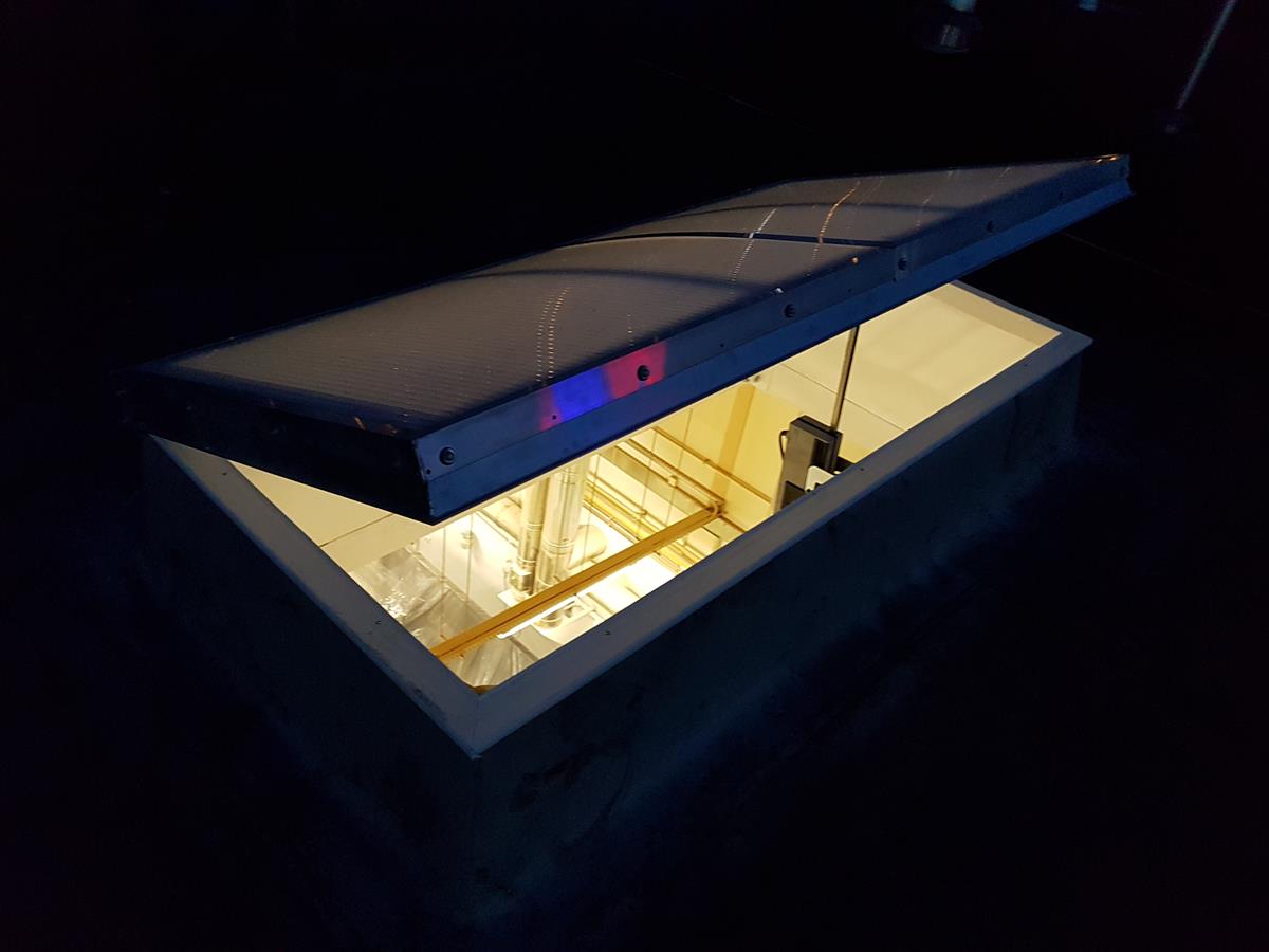 Świetlik otwierany siłownikiem elektrycznym - Gulajski2